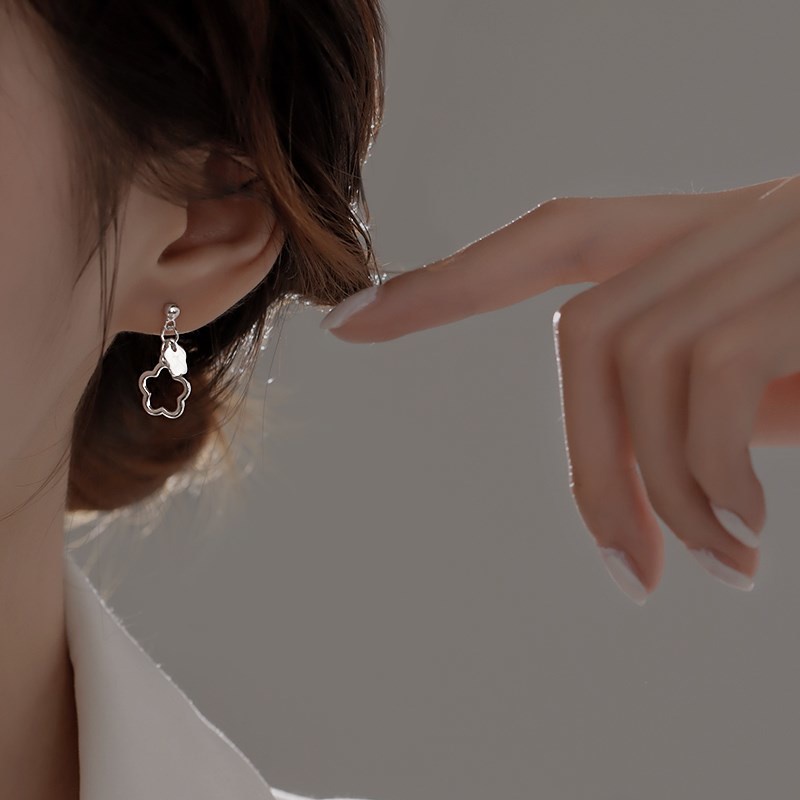 Anting Tusuk Motif Bunga Simple Trendy Untuk Wanita