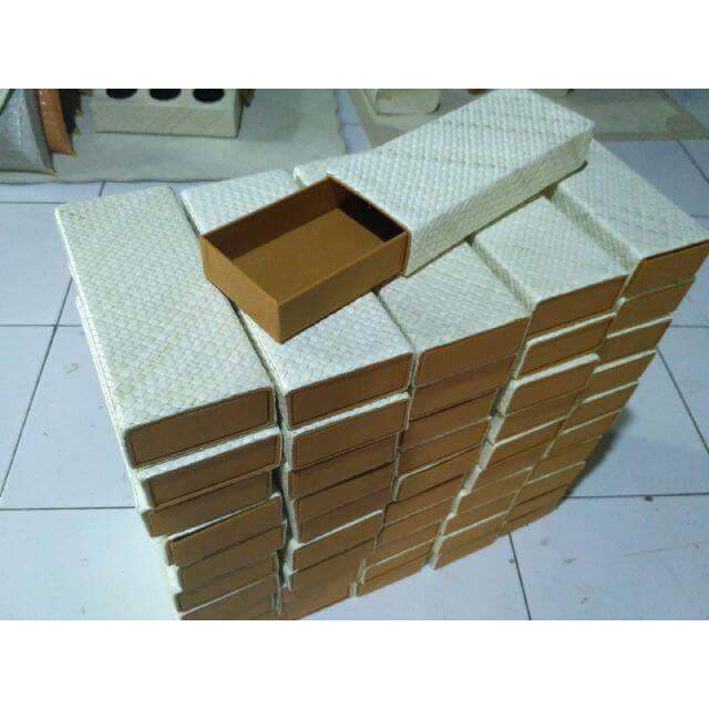 

Kotak pensil anyaman pandan sistem sorong