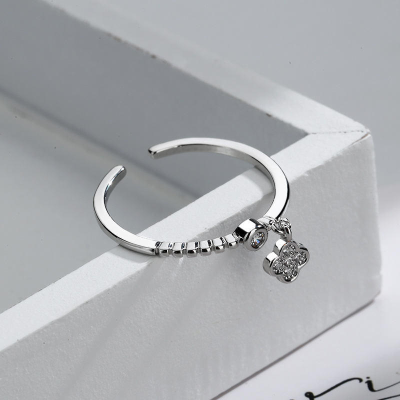 Cincin Bentuk Daun Clover Aksen Berlian Gaya Korea Untuk Wanita