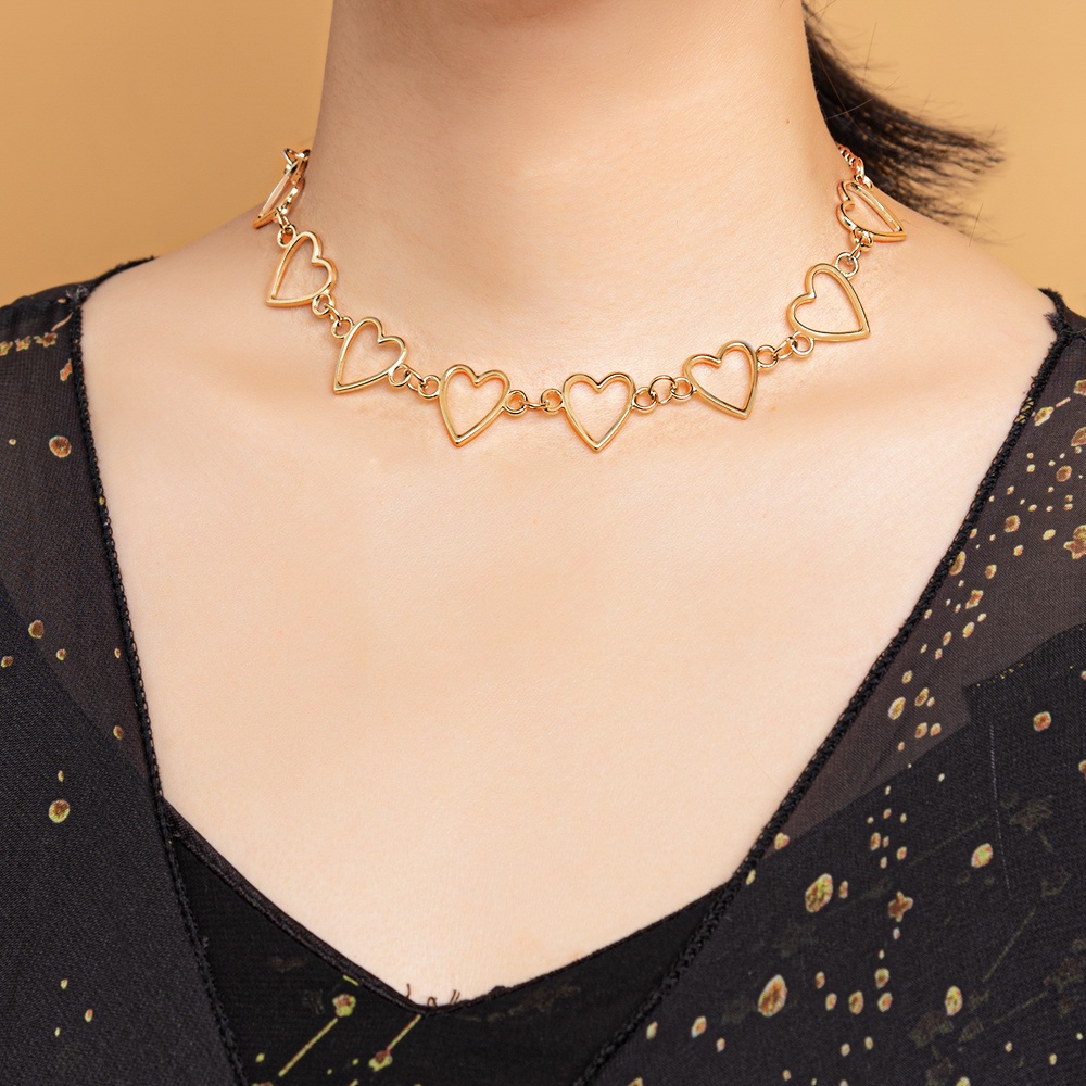 Kalung Choker Liontin Bentuk Hati Hollow Bahan Metal Gaya Punk Hip-Hop Vintage Untuk Wanita