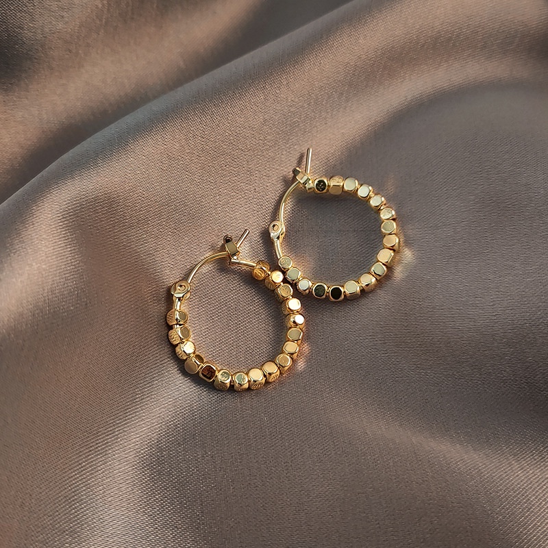 1 Pasang Anting Menjuntai Liontin Manik-Manik Bentuk Persegi Kecil Gaya Elegan Untuk Wanita
