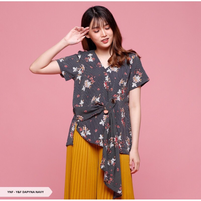 Dapyna Floral V-neck Blouse