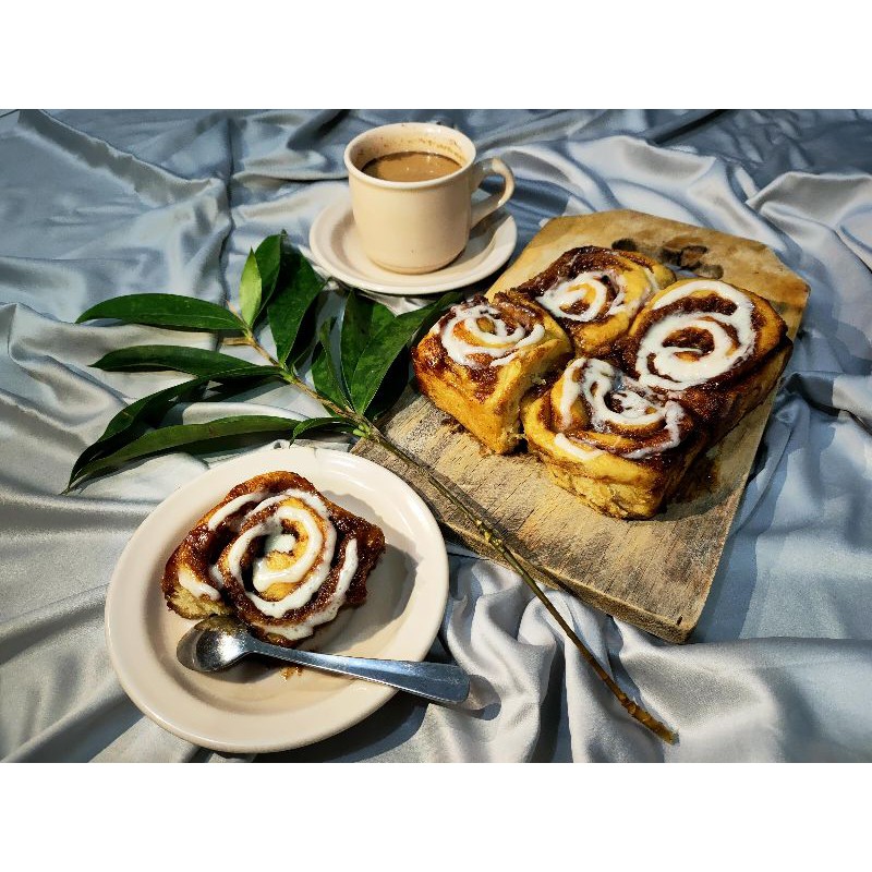 

cinnamon roll with cream cheese isi 9