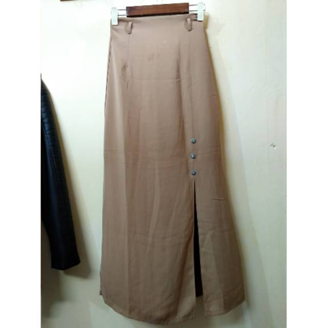 Rok coklat susu belah samping