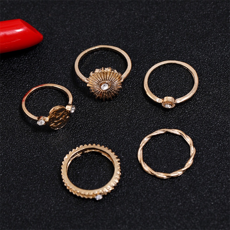 5pcs / Set Cincin Berlian Warna Emas Untuk Aksesoris Perhiasan Wanita