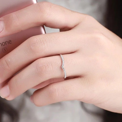 Cincin Berlian Bentuk V Gaya Simple Untuk Wanita