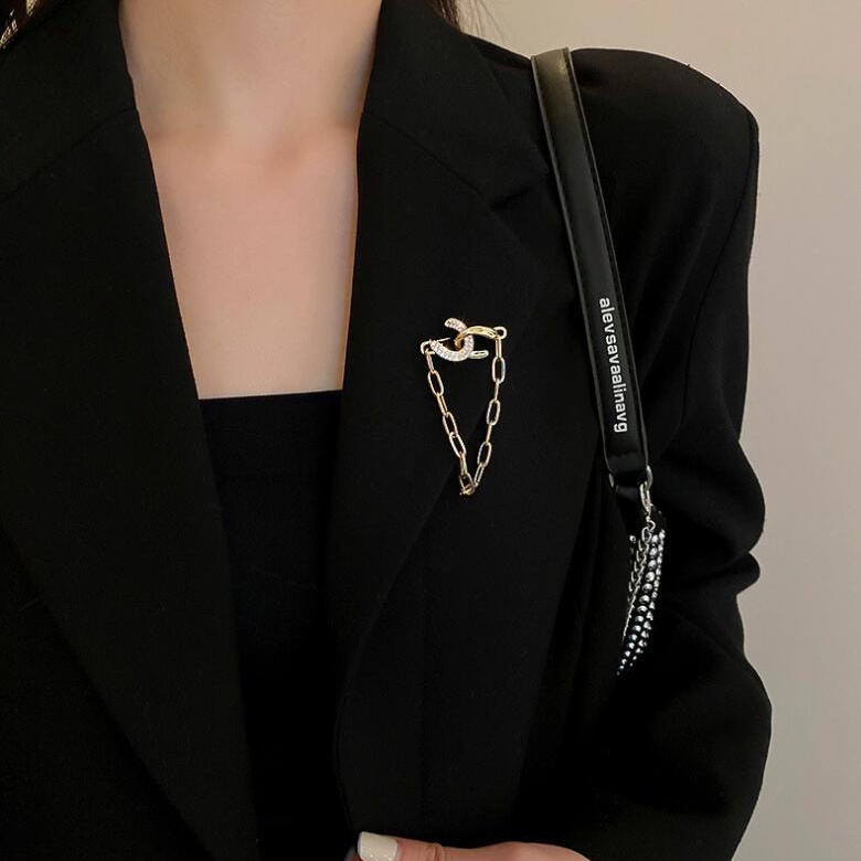 Bros Pin Bentuk C Ganda Aksen Berlian Rantai Bahan Logam Gaya Punk Korea Anti Silau