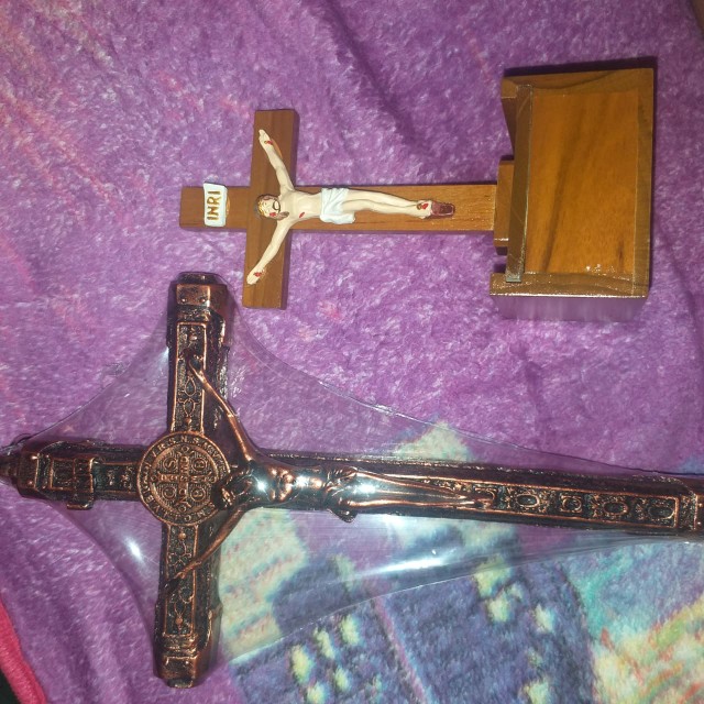 Salib Duduk Meja Kayu Dengan Kotak Rosario Benda Rohani Corpus Patung Yesus Inri Fiberglass 17 Cm