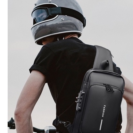 Tas Selempang Pria Wanita ideal untuk bikers pengendara motor dengan USB Charger dan gembok anti maling Slot Tas Pinggang Pria Tas Macho Fashion Sling Bag Pria Men's Multifunction Anti-theft USB Shoulder Bag Man Crossbody Cross body Travel Sling Chest Bag