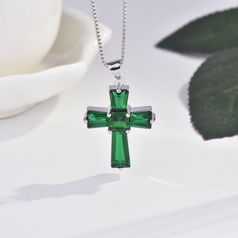 [Ready Stock]Fashion Inlaid Emerald Cross Pendant Necklace