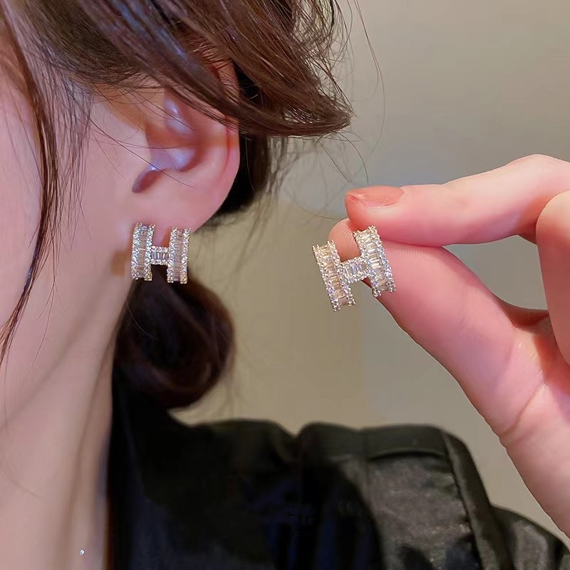 Anting Tusuk Bentuk Huruf H Warna Emas Hias Zircon Untuk Wanita