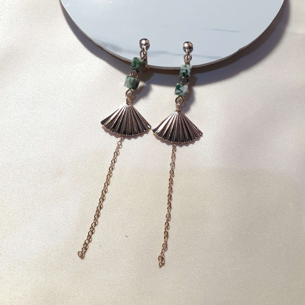 [YOMY] Anting Jepit Bentuk Kipas Panjang Warna Hijau Emas Ala Korea
