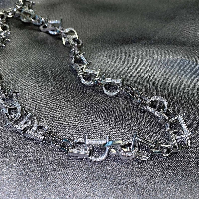 Kalung Rantai Dengan Liontin Huruf D Aksen Berlian Untuk Wanita