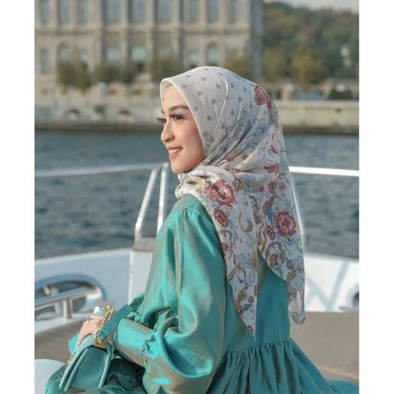 preloved Buttonscarves Royale White