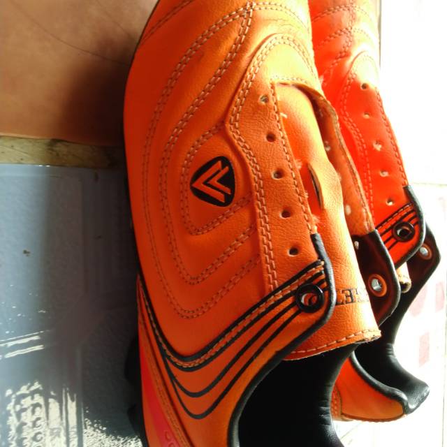 Sepatu bola  vegeto  orange