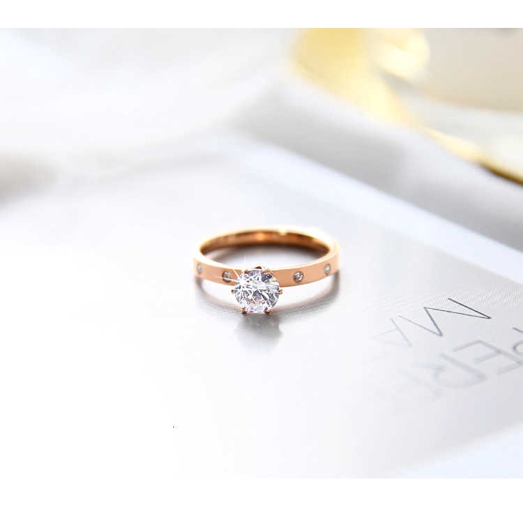 Cincin Aksen Berlian Imitasi Warna Rose Gold Bahan Titanium Untuk Wanita jz034