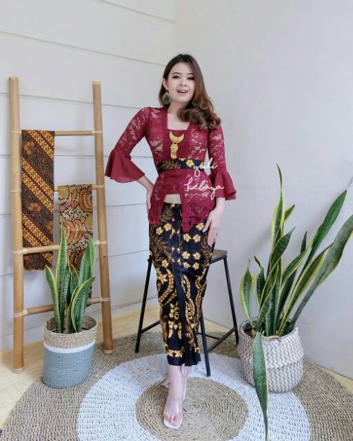 Kebaya Lonceng Marun dengan Rok Wiru