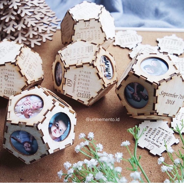 

Geometric Wooden Calendar