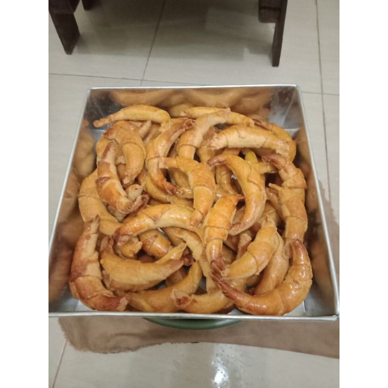 

kue kering bentuk udang isi nanas