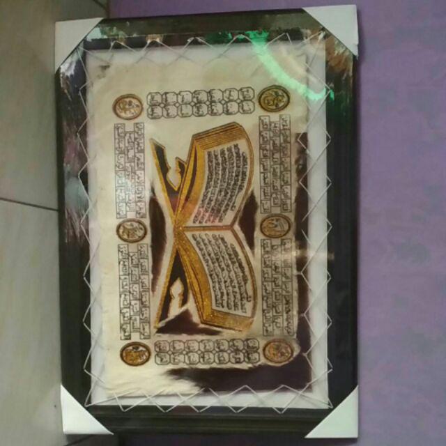 Lukisan Kaligrafi Ayat Kursi Al-quran Bentuk Kitab 70×50 Cm Kulit Kambing
