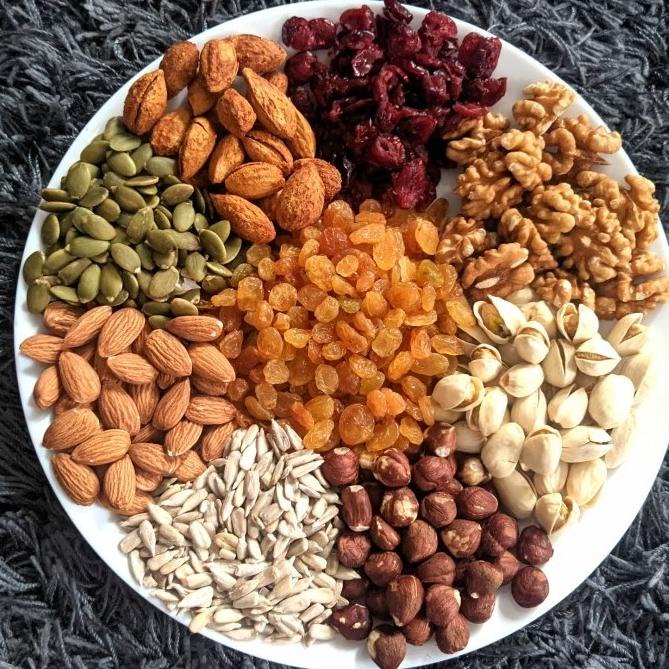 

MIX NUTS ROASTED 1 KG | isi 9 macam