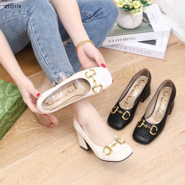 Sepatu Gucci Women’s Mid-heel Pump with The Gold Toned Horsebit C12117 Platinum