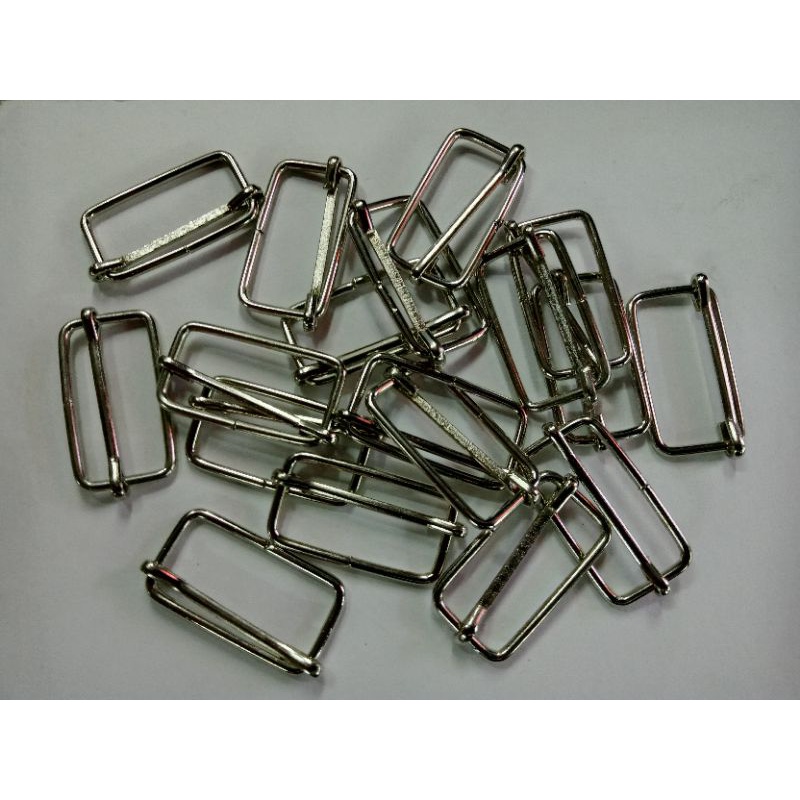 Besi pengait baju Pramuka cewe samping kanan dan kiri (1 Pasang)