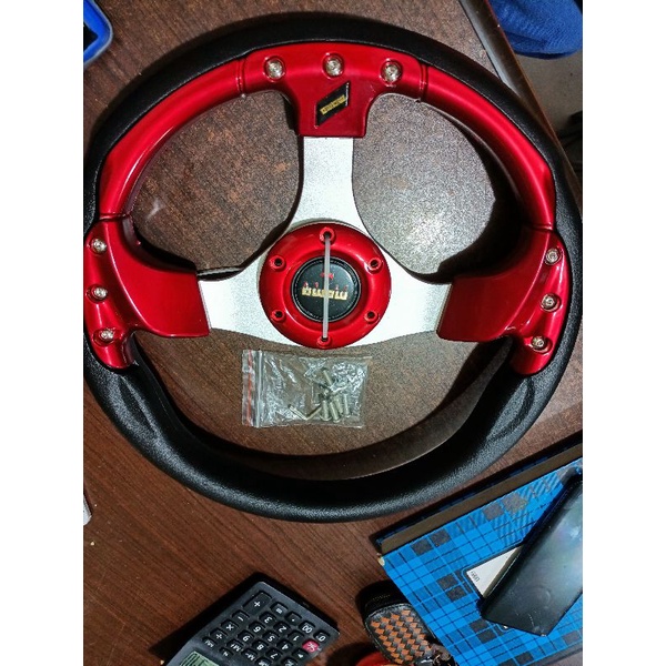 Stir mobil Momo merah