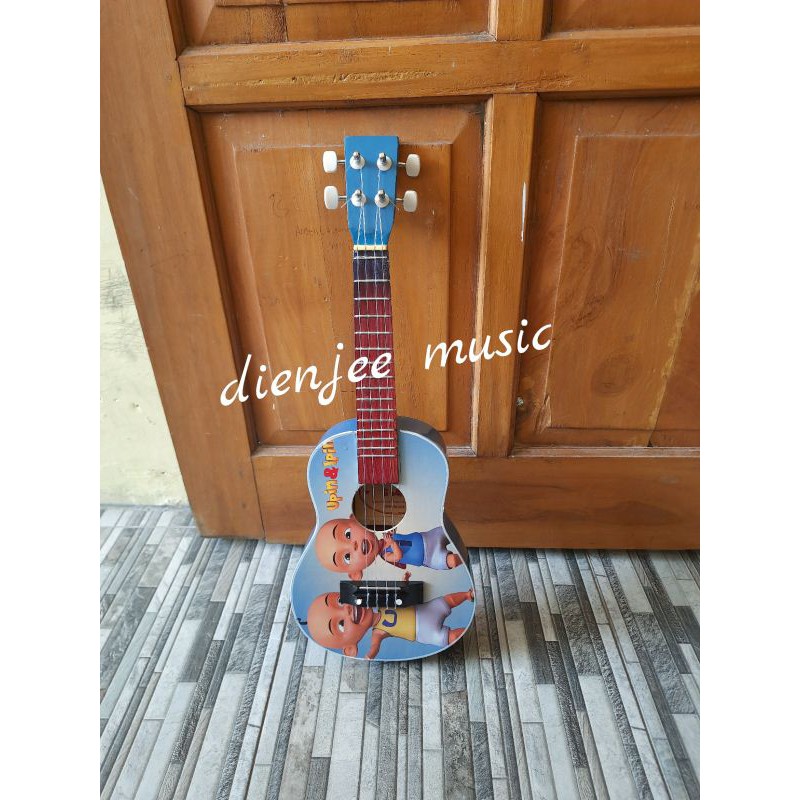 Ukulele/gitar ukulele motif karakter kartun upin ipin/kentrung/kado