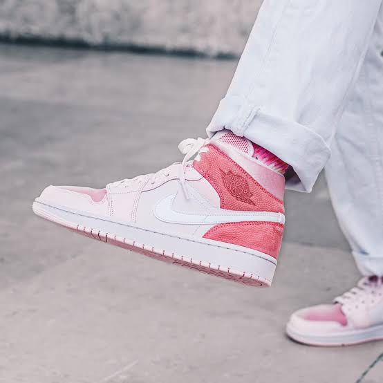 NIKE AIR JORDAN 1 MID " Digital Pink "