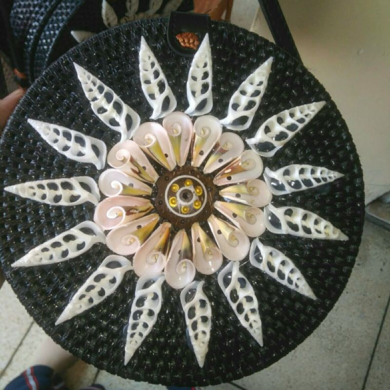 Tas Rotan Bali Variasi Hiasan Kerang Laut