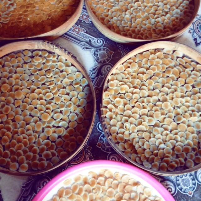 

Kupsin (krupuk telur asin).