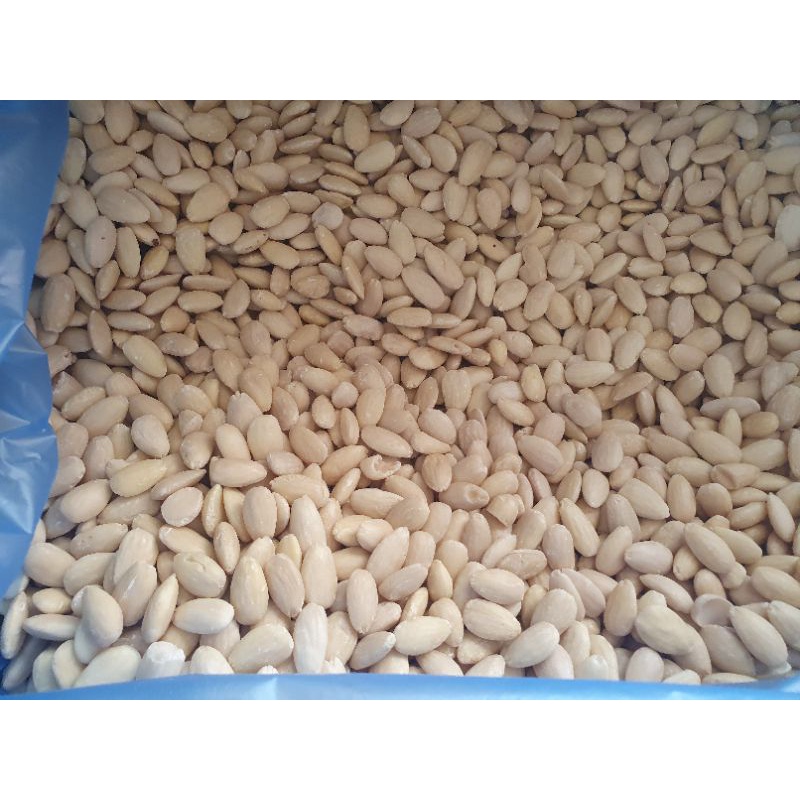 

kacang almond kupas utuh 500 gram / blanched almond whole