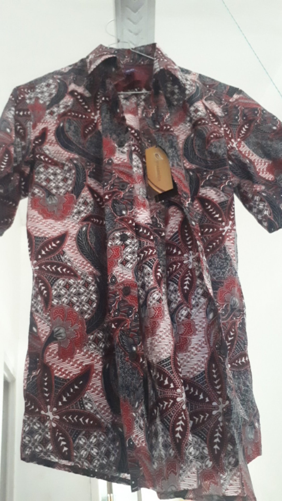 Pradawita Batik Kemeja Slim Fit Floris 2a-merah