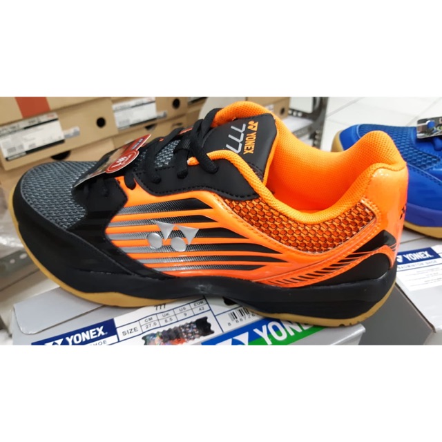 Sepatu badminton yonex 777