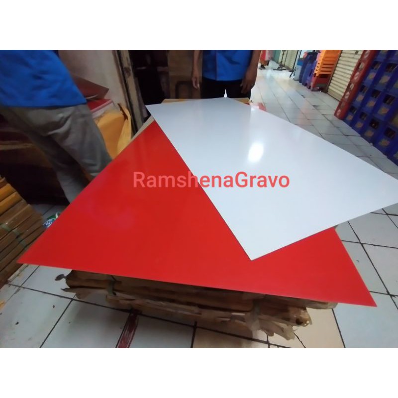 

Nama dada / name tag / grafir / bahan /60x120cm tebal 1.5mm Merah
