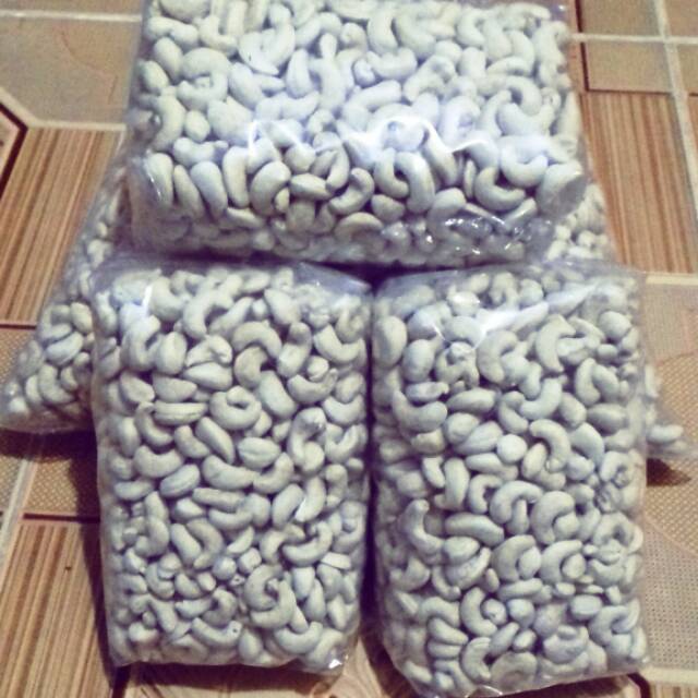 

Kacang mete super mentah