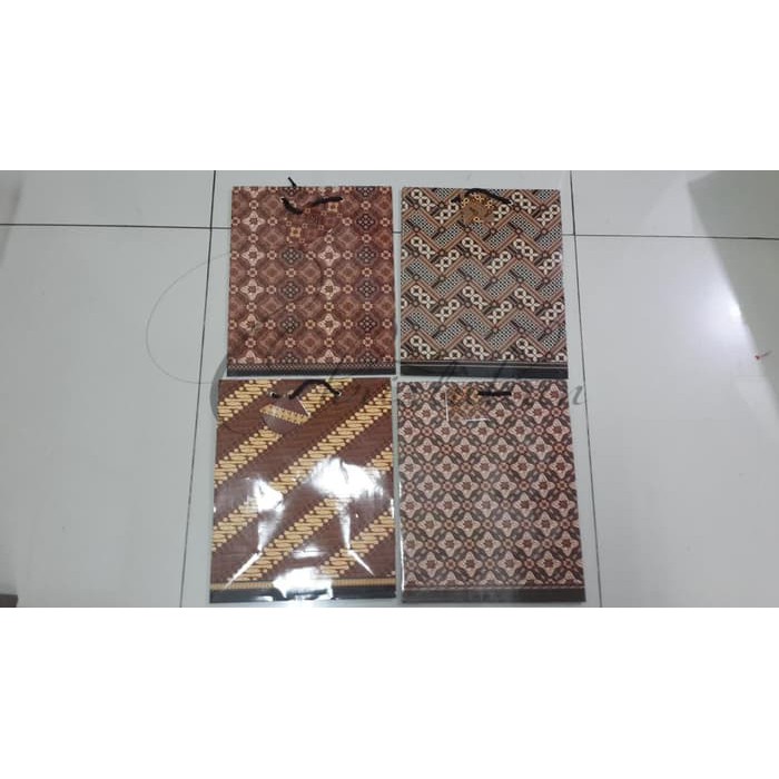 

Kiky Paper Bag C Batik Besar &#40-330x265x135&#41-mm - 10pc