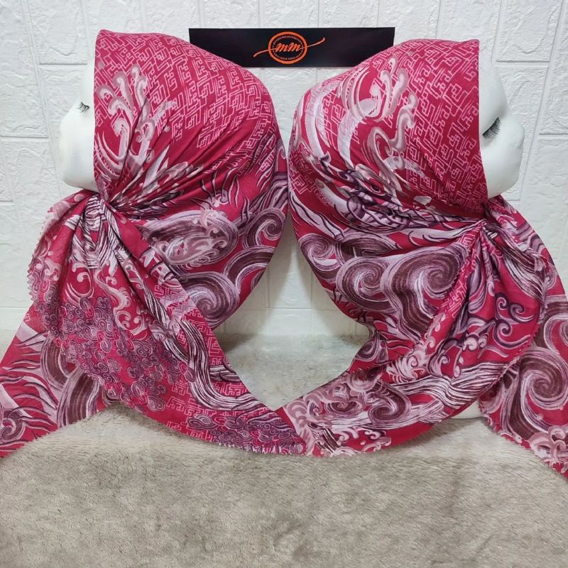 HIJAB SEGI EMPAT VOAL MOTIF BATIK PINK FANTA