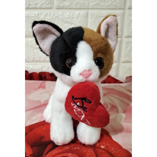 Boneka Kucing Calico pegang love