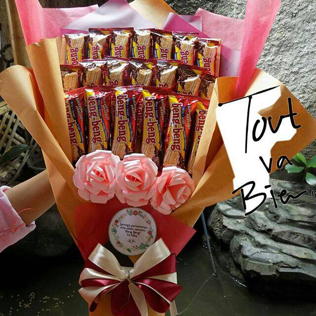 

Snack bouquet with paper flower on it