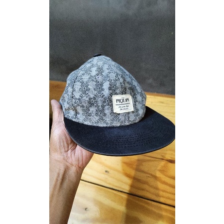 topi snapback motif Mqum