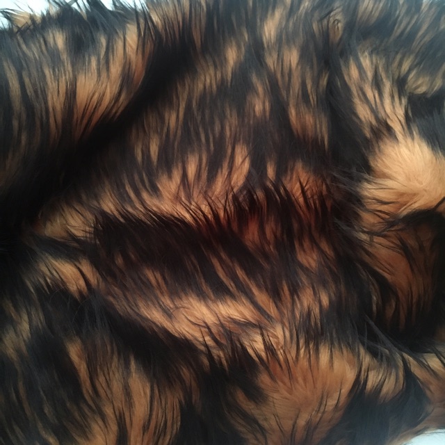 Bulu dashboard coklat hitam / dekorasi interior mobil / hiasan dashboard mobil / tatakan bulu mobil