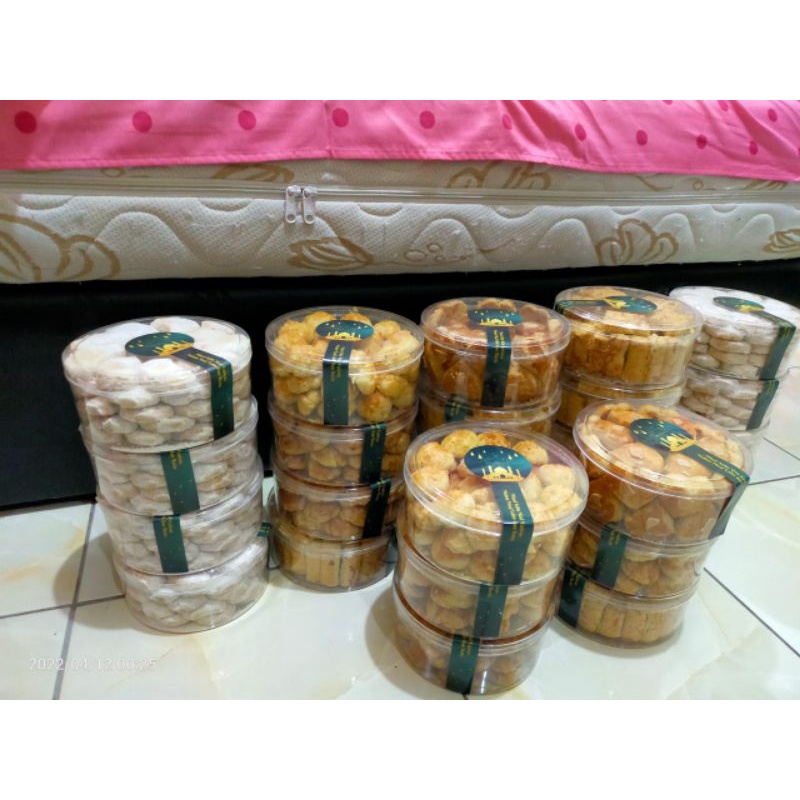 

Aneka kue lebaran, kue kering, hampers, nastar,castangel,lidah kucing,dll