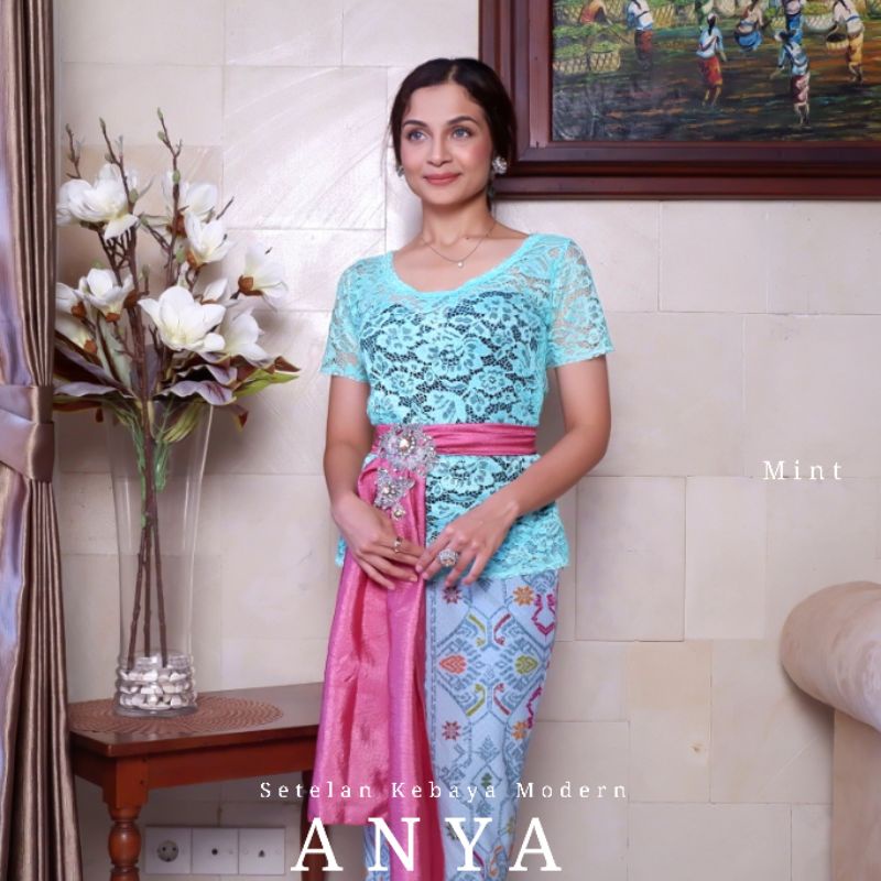 Setelan Kebaya Modern Lengan Pendek Kerah Oval Brokat Katun Anya