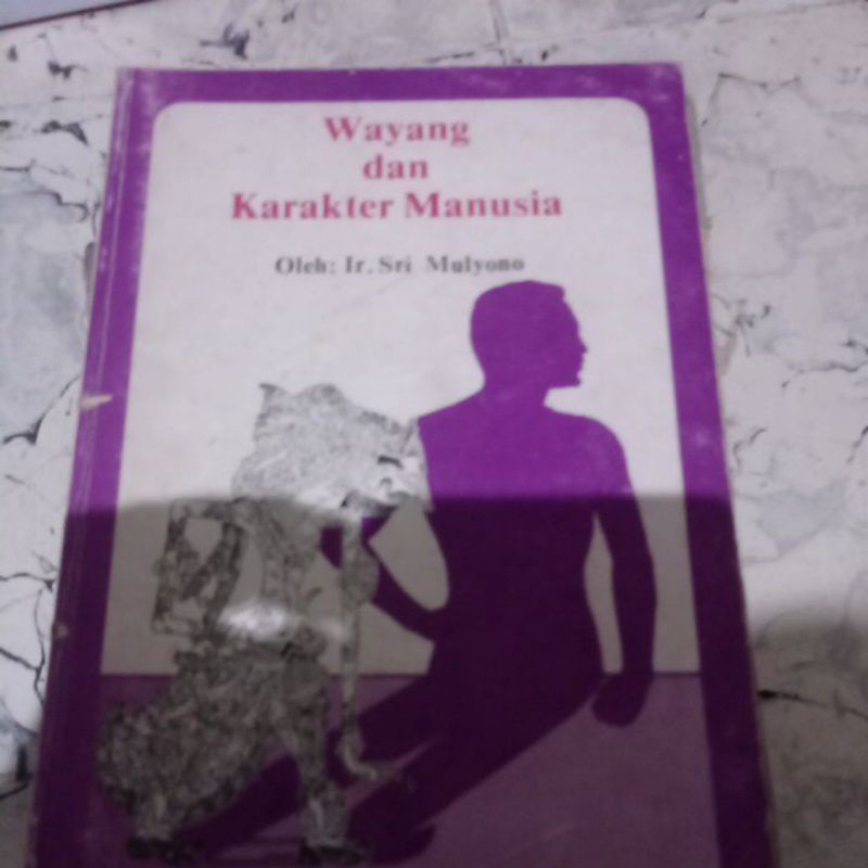 Buku wayang dan karakter manusia