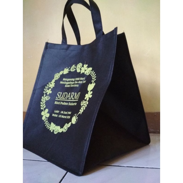 

Tas Tasyakuran | Tas Kotak Nasi | Tas Bingkisan | Bahan Spunbond | 24x24x30 | Tebal 75gr