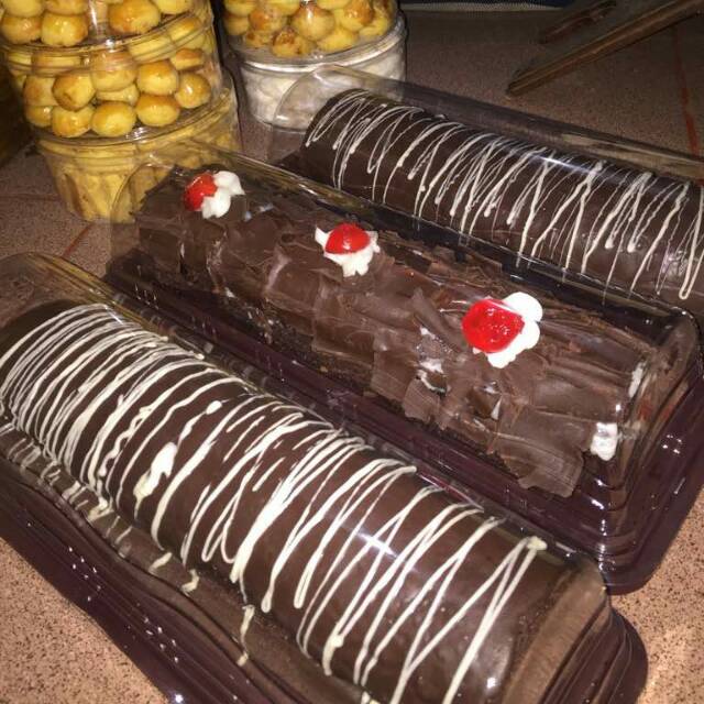 

Blackforest roll (pict ada cerry)