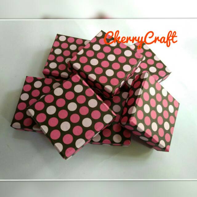 

Kotak Kado Ukuran 7x7x2 cm cover shabby