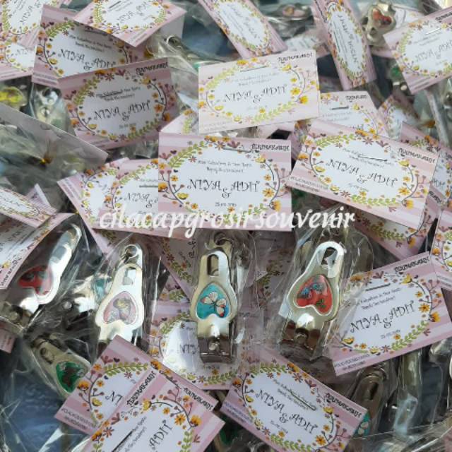

Souvenir Pernikahan Murah Gunting Kuku Hati Packing Plastik Minimal Order 100 Pcs